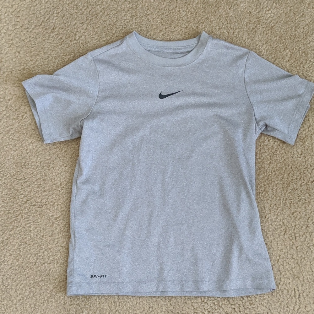 Nike dri fit boys tee EUC
